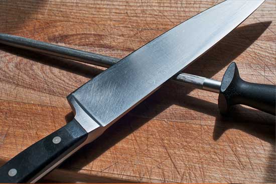 Guide d'entretien des couteaux : aiguissage à la pierre au fusil