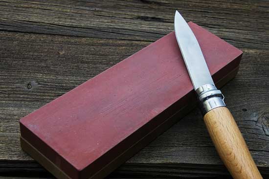 Guide d'entretien des couteaux : aiguissage à la pierre au fusil